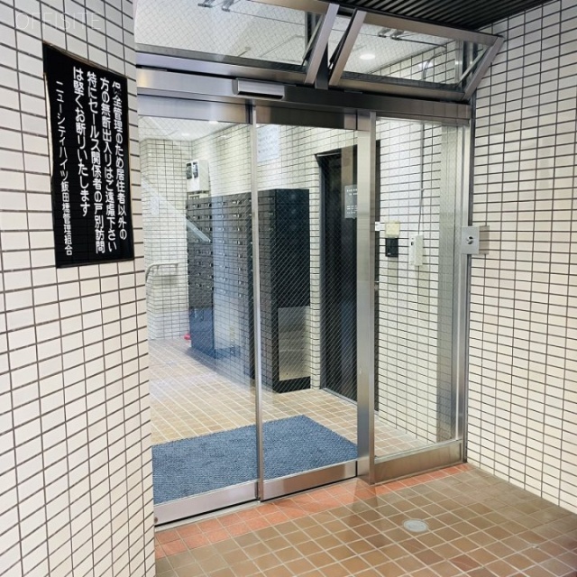 ニューシティハイツ飯田橋 オフィスビル背面出入口
