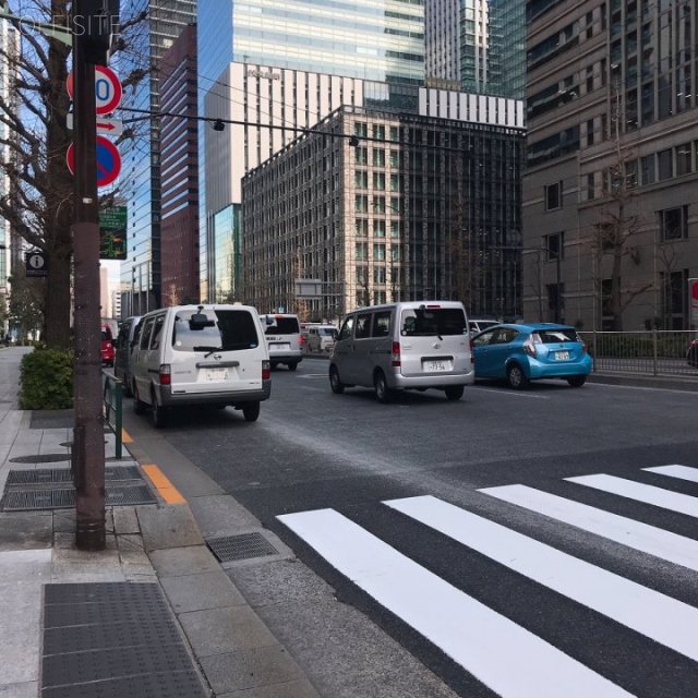 大手町ファーストスクエアイーストタワー ビル前面道路