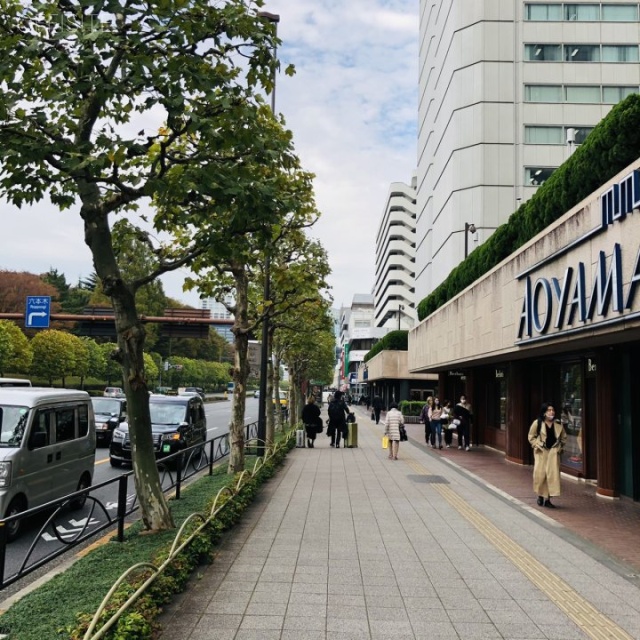 新青山ビル西館 ビル前面道路