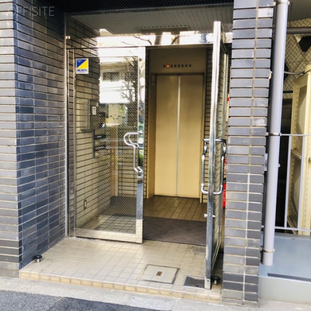 シロービル オフィスビル出入口