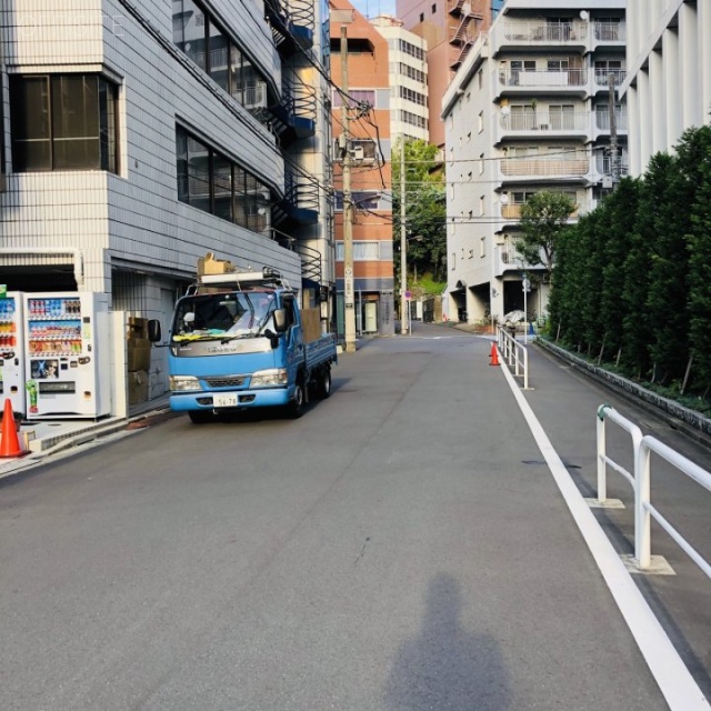 鎌形ビル ビル前面道路
