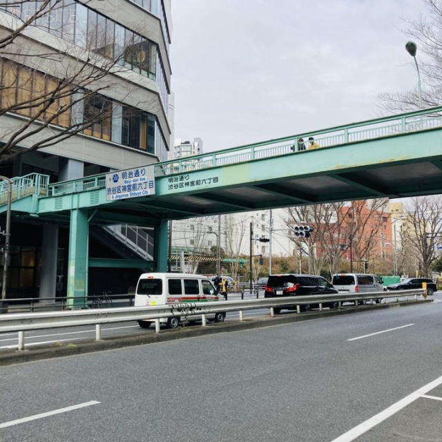 J-6ビル 前面は明治通り