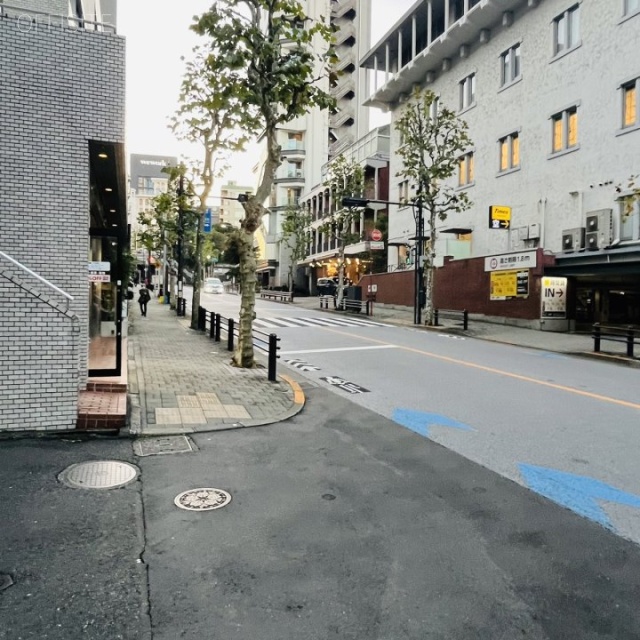 乃木坂ミツワビル 前面歩道