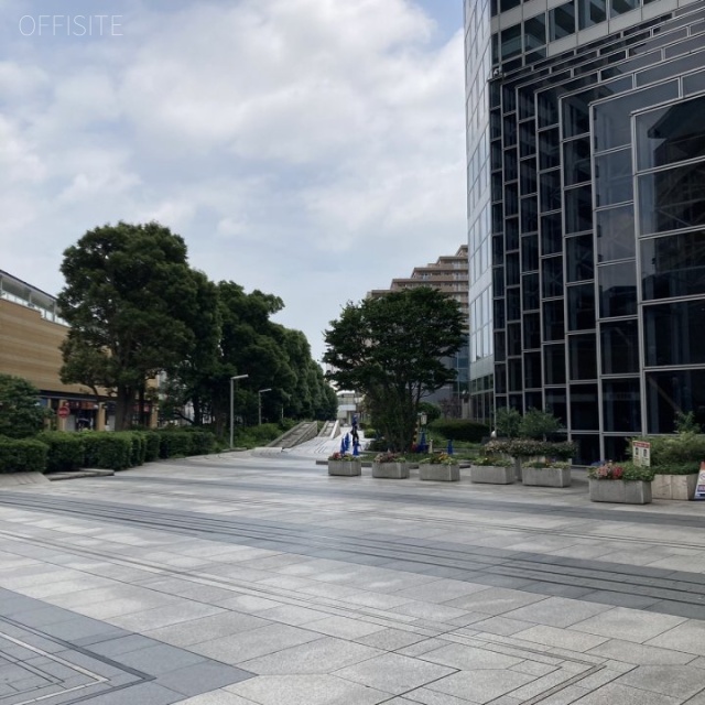 新川崎ツインタワー 前面歩道