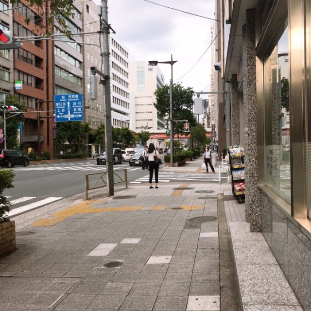 ワカ末ビル(7階:サービスオフィス) ビル前面道路