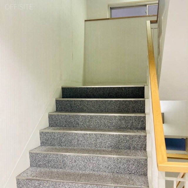 2東洋海事ビル エントランス(階段)