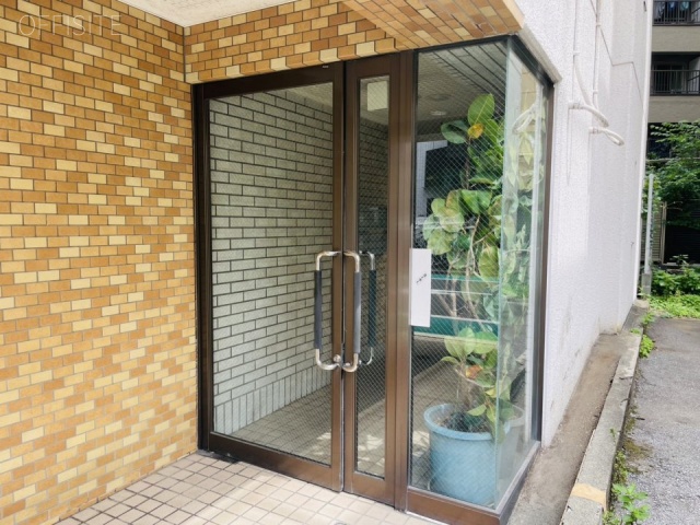 高木ビル オフィスビル出入口