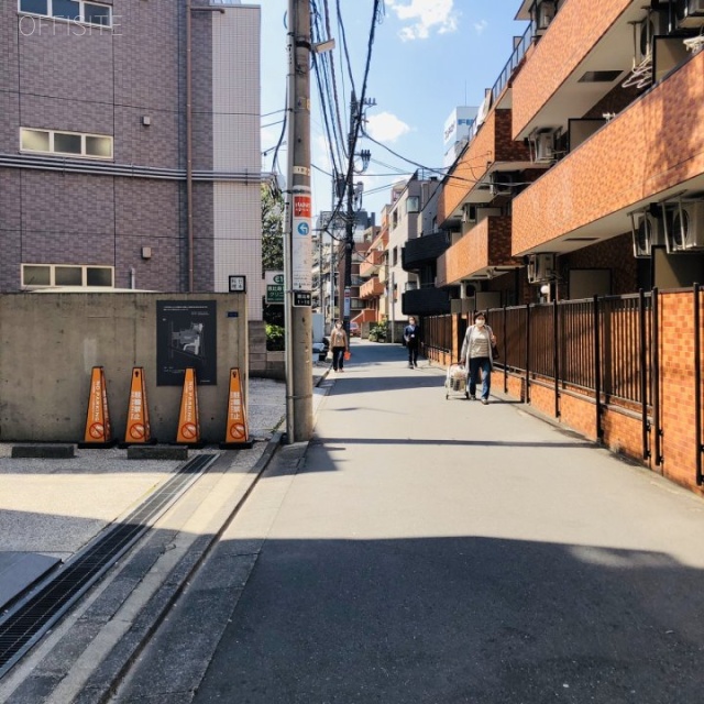 アルカサル ビル前面道路