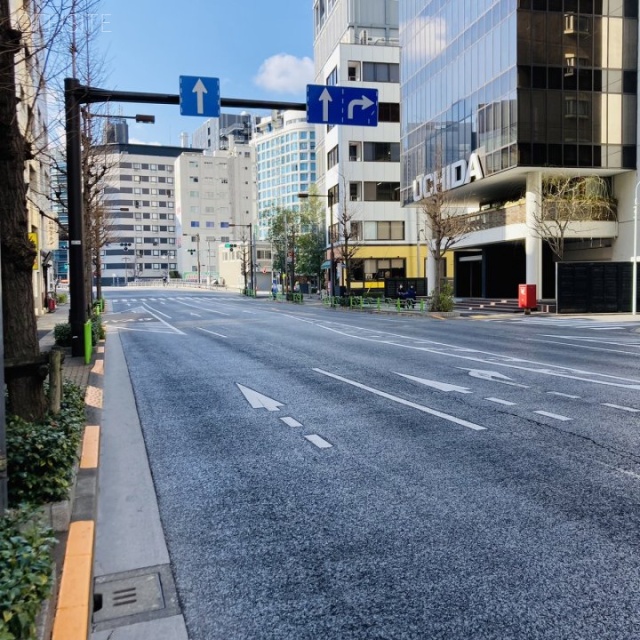 八重洲長岡ビル 前面の八重洲通り