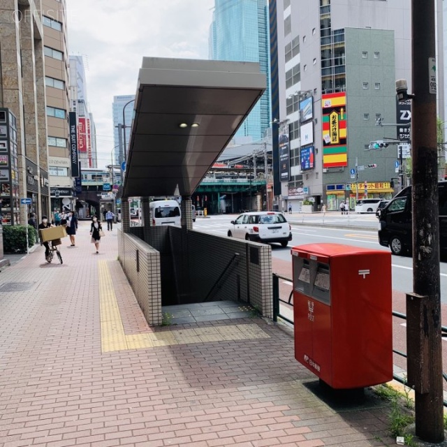 新橋柳屋ビル ビル前に地下鉄入口