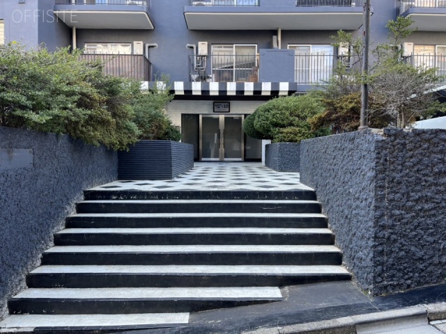 ninetytwo13 メインエントランスへ階段あります