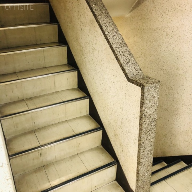 センダビル 階段