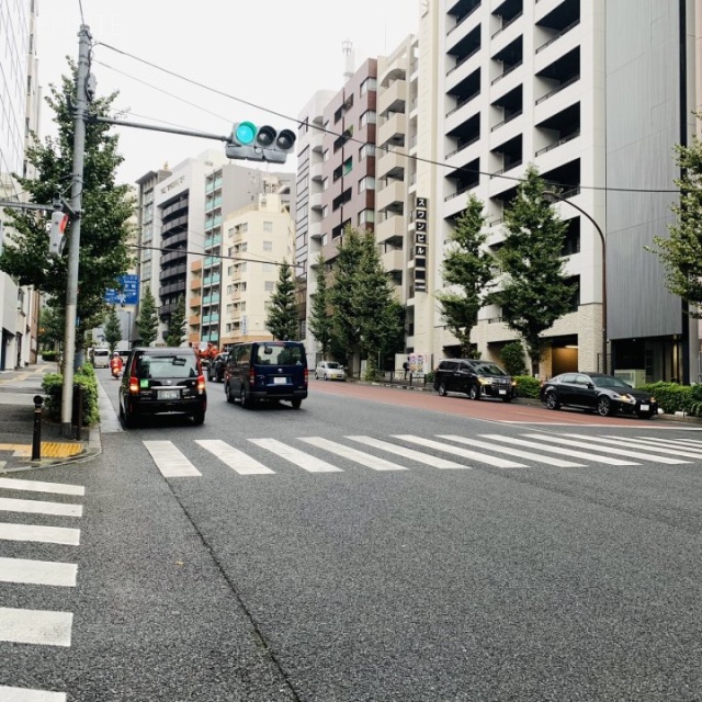 御茶ノ水クロスビル ビル前面道路