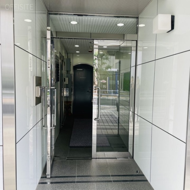 オー・アイ・芝浦 オフィスビル出入口