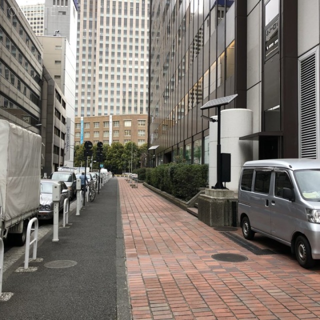 日土地ビル ビル前面道路