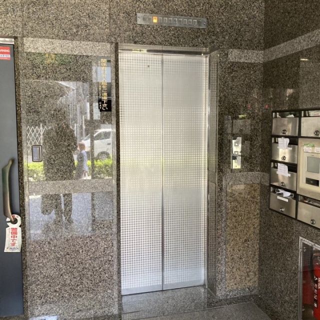 CATビル エレベーター