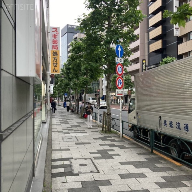 ヒューリック新宿御苑ビル ビル前面道路