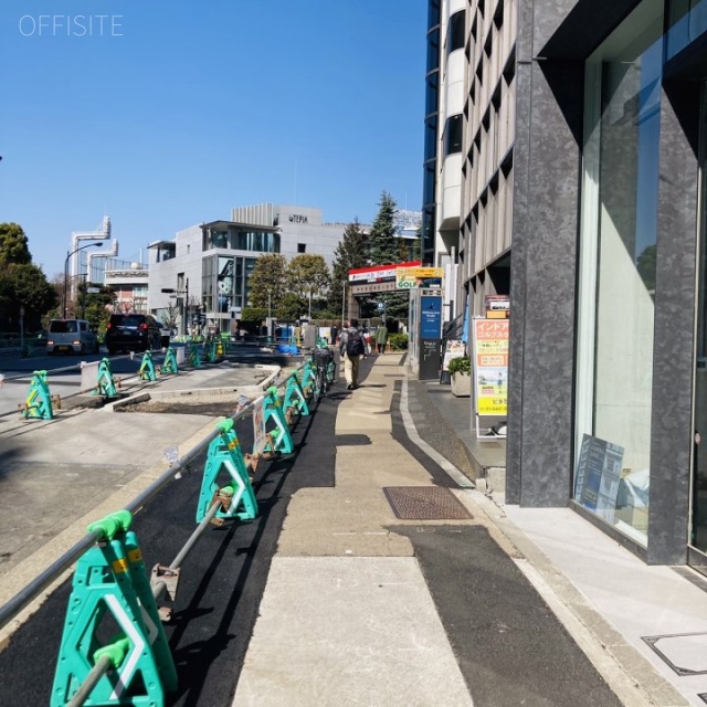 P’s GAIENMAE 前面歩道