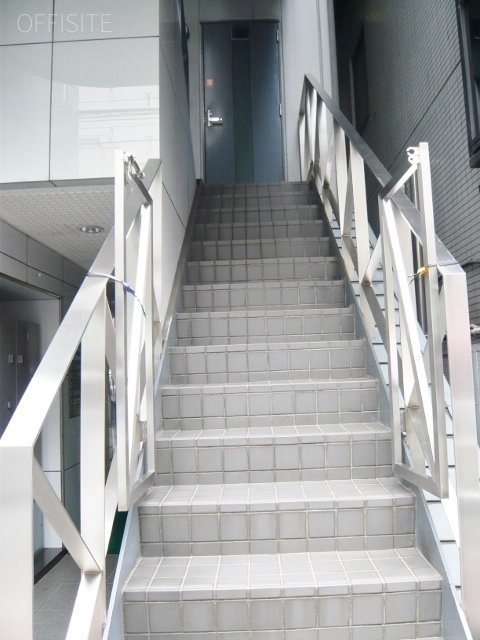 新富3Tビル 階段