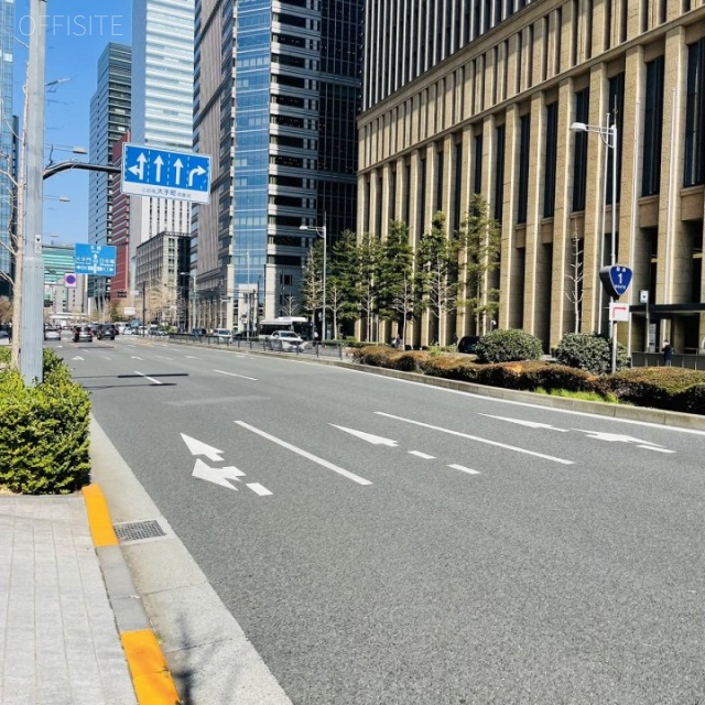 日本生命丸の内ガーデンタワー 前面に日比谷通り