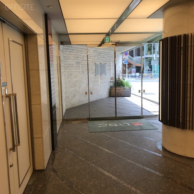 いちご神宮前ビル エントランス(出口)