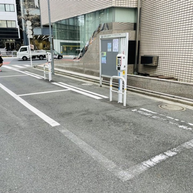 興信(日通住商神田)ビル 側道に白枠駐車場