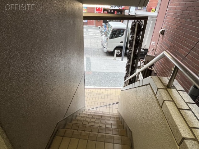 鶯ビル エントランス