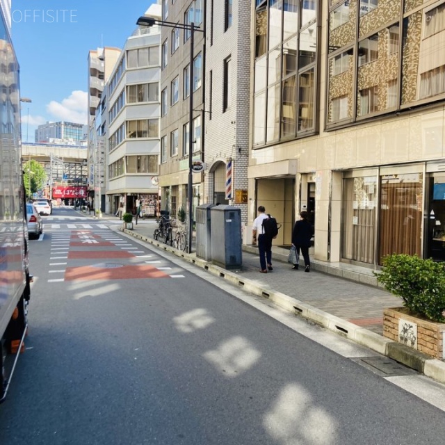 新東ビル 前面道路