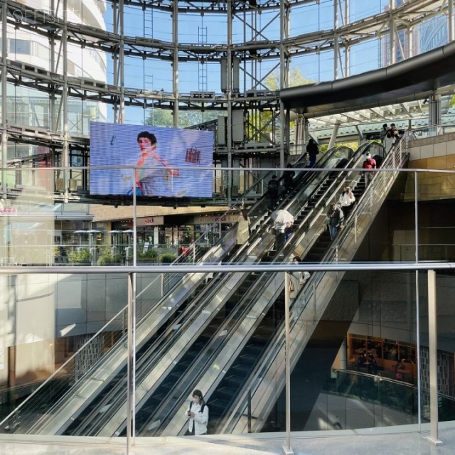 六本木ヒルズ森タワー 東京メトロ方面へのエスカレーター