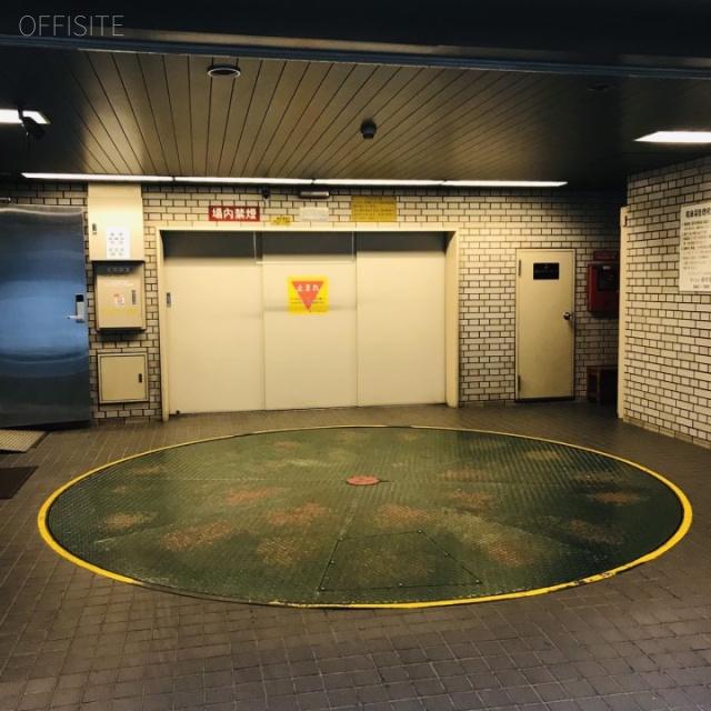 クリスタルタワー 駐車場