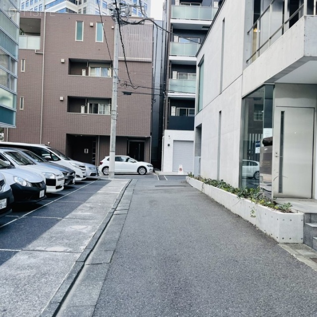 TWIZA代々木 ビル前面道路