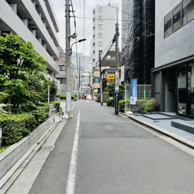 +SHIFT MITA ビル前面道路