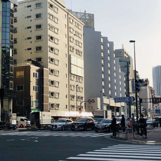 白金台シティハウス ビル前面道路