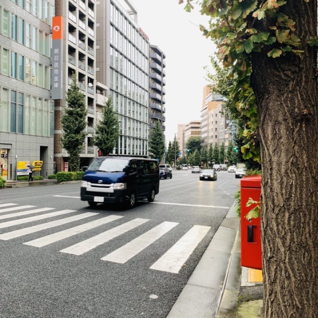 御茶ノ水クロスビル ビル前面道路