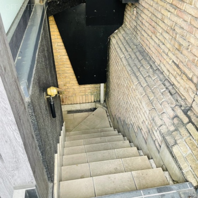 VORT上野広小路 地階店舗階段