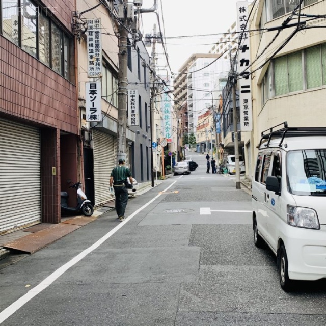 三勇ビル ビル前面道路