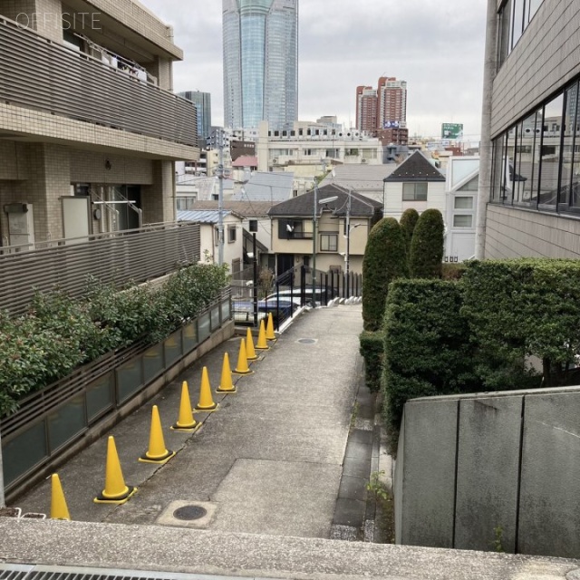 スリーアップ西麻布 ビル前面道路