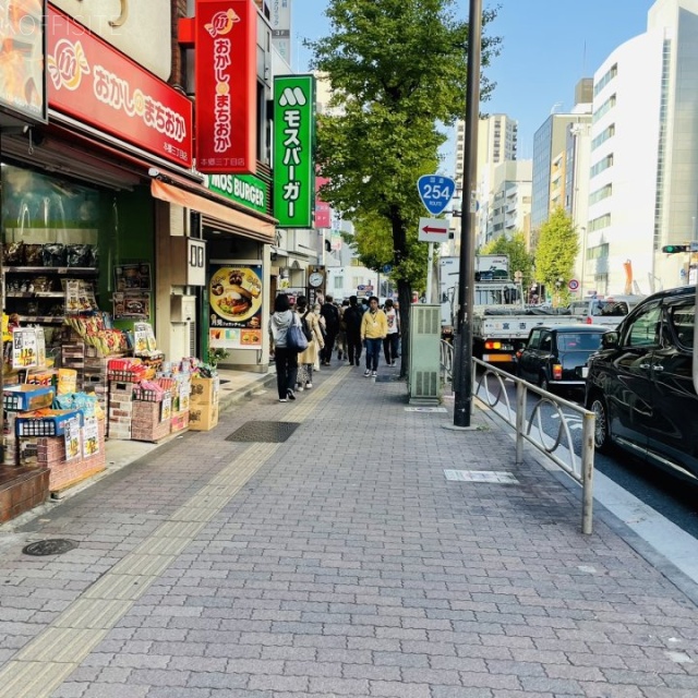 山崎ビル 前面歩道