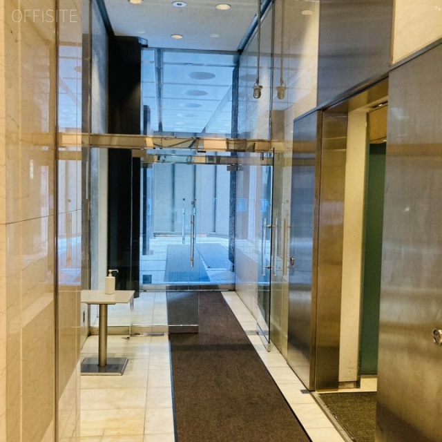 ヤクルト本社ビル エントランス