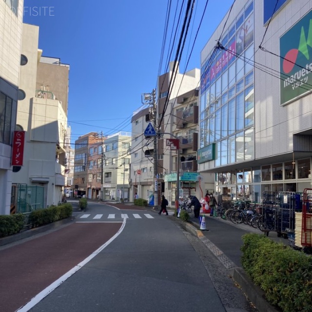 新井薬師駅前ビル ビル前面道路