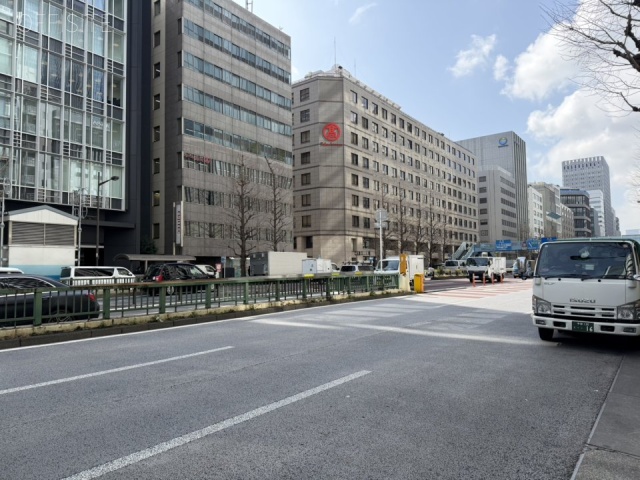 魚鉄ビル 前面に昭和通り