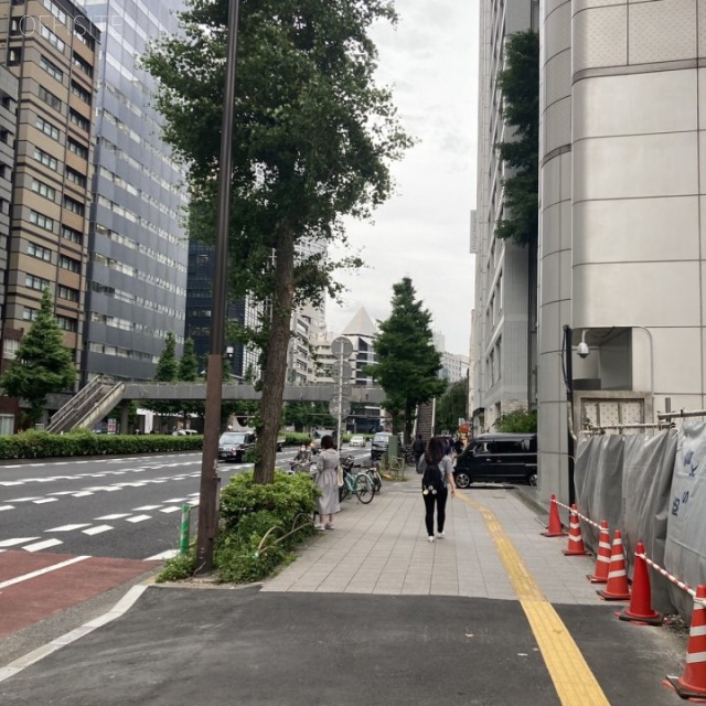 新宿スリーケービル ビル前面道路