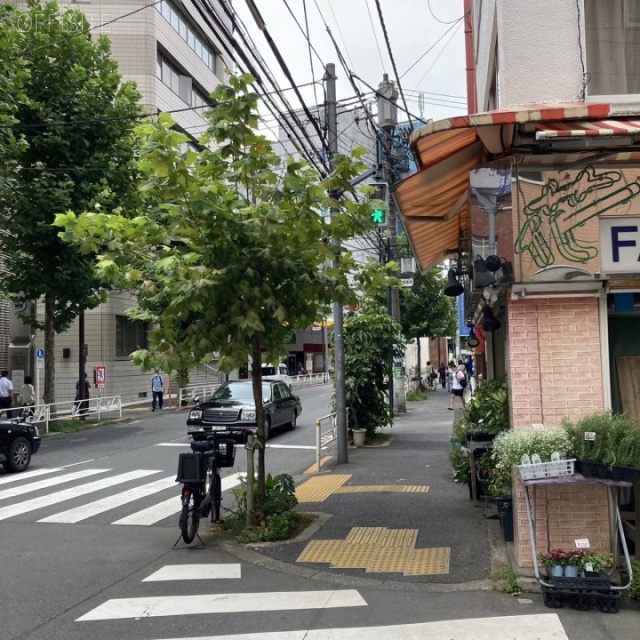 DMK代々木ビル ビル前面道路