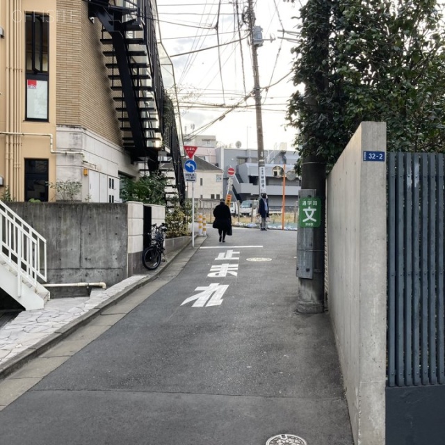 K’s Apartment ビル前面道路