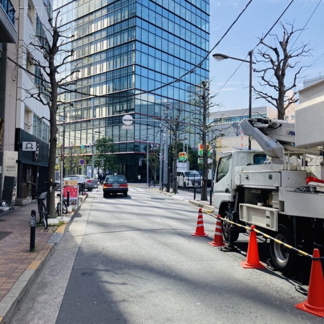 相田ビル ビル前面道路