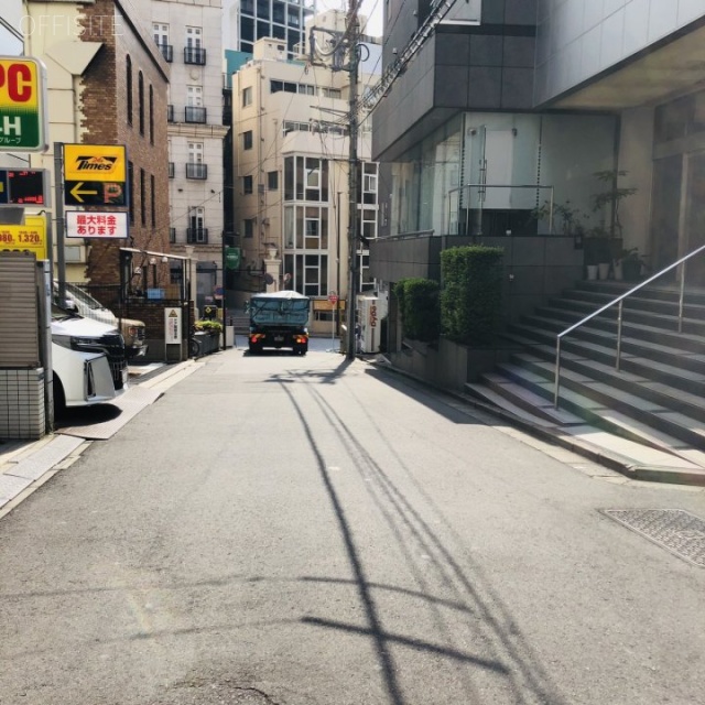 CREA赤坂 ビル前面道路