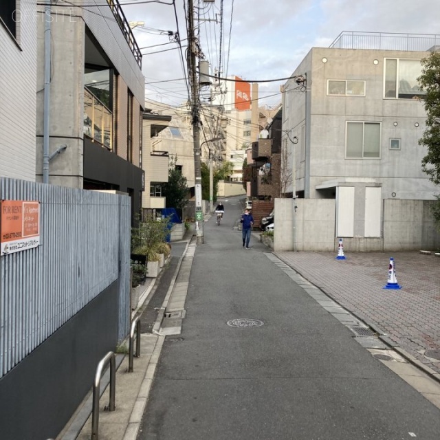 K’s Apartment ビル前面道路