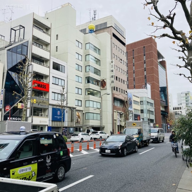 カワムラビル 前面は明治通り