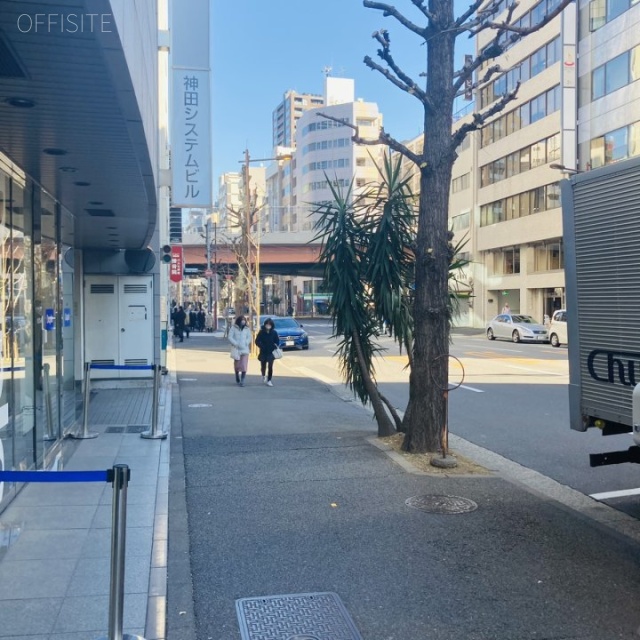 神田システムビル ビル前面道路