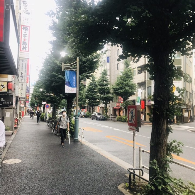 ストーク新宿井岡ビル ビル前面道路